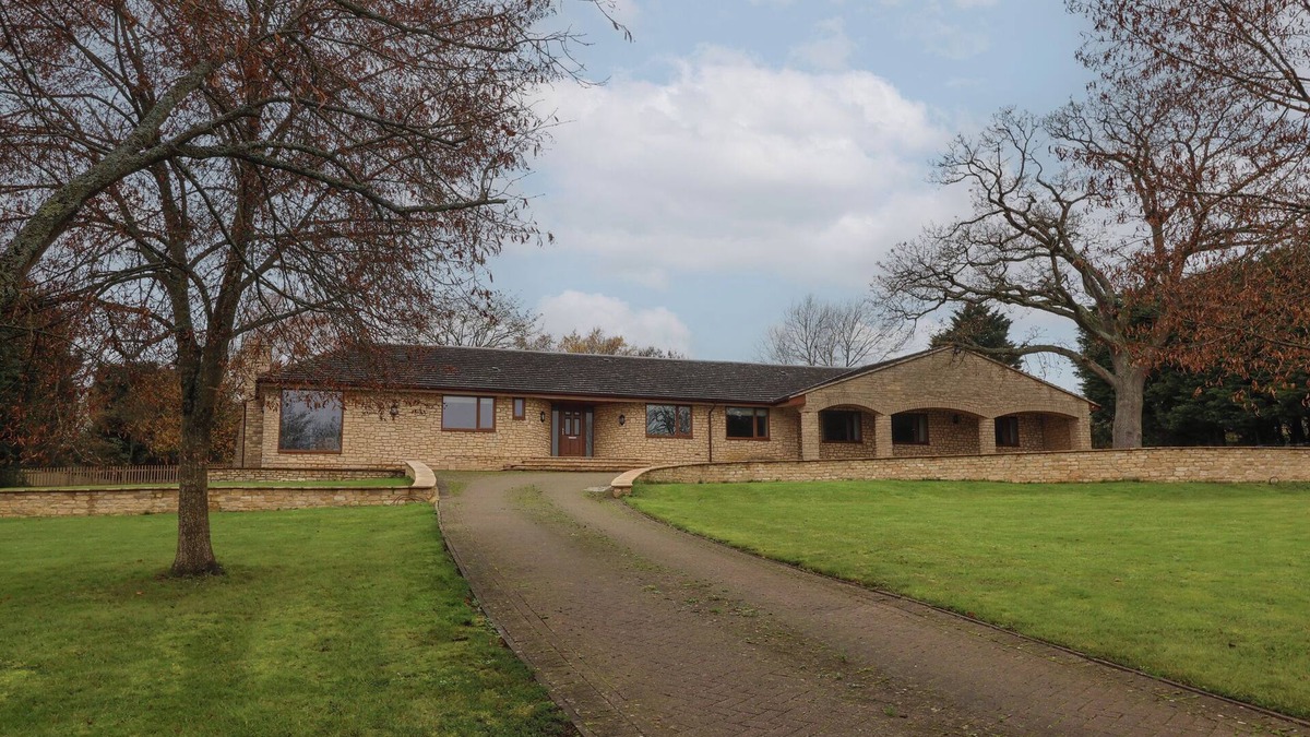 Ducklington Cottage | BLOSSOM HILL, pet friendly, luxury holiday cottage in Witney