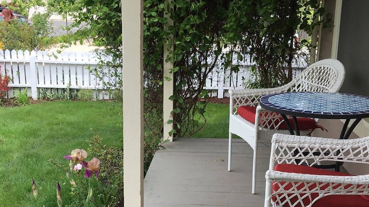Historic Railroad District House | BLOSSOM VIEW COTTAGES - Charming Home near OSF Plaza and Downtown