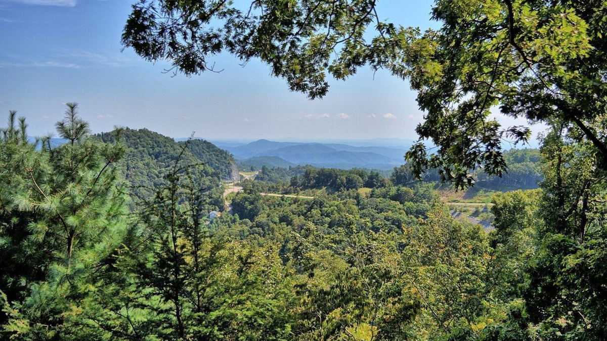Apple Ridge Ski Chalet | Blowing Rock Skies Open for Bookings! Views, AC