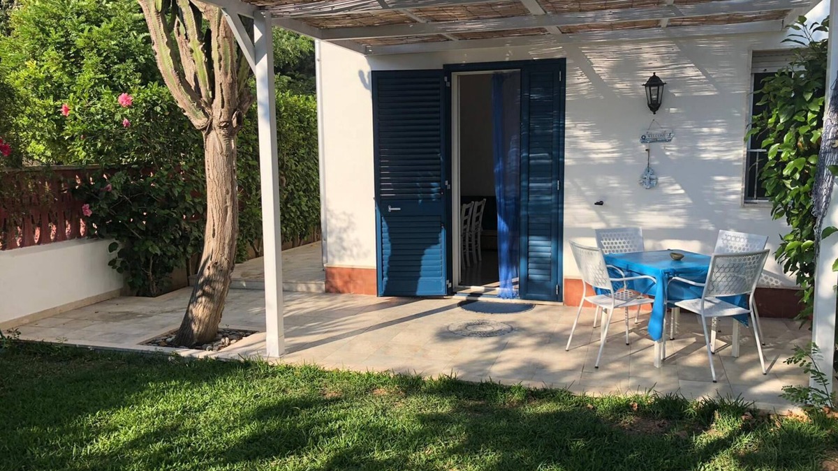 Marzamemi Villa | Blue and white malsine in Marzamemi