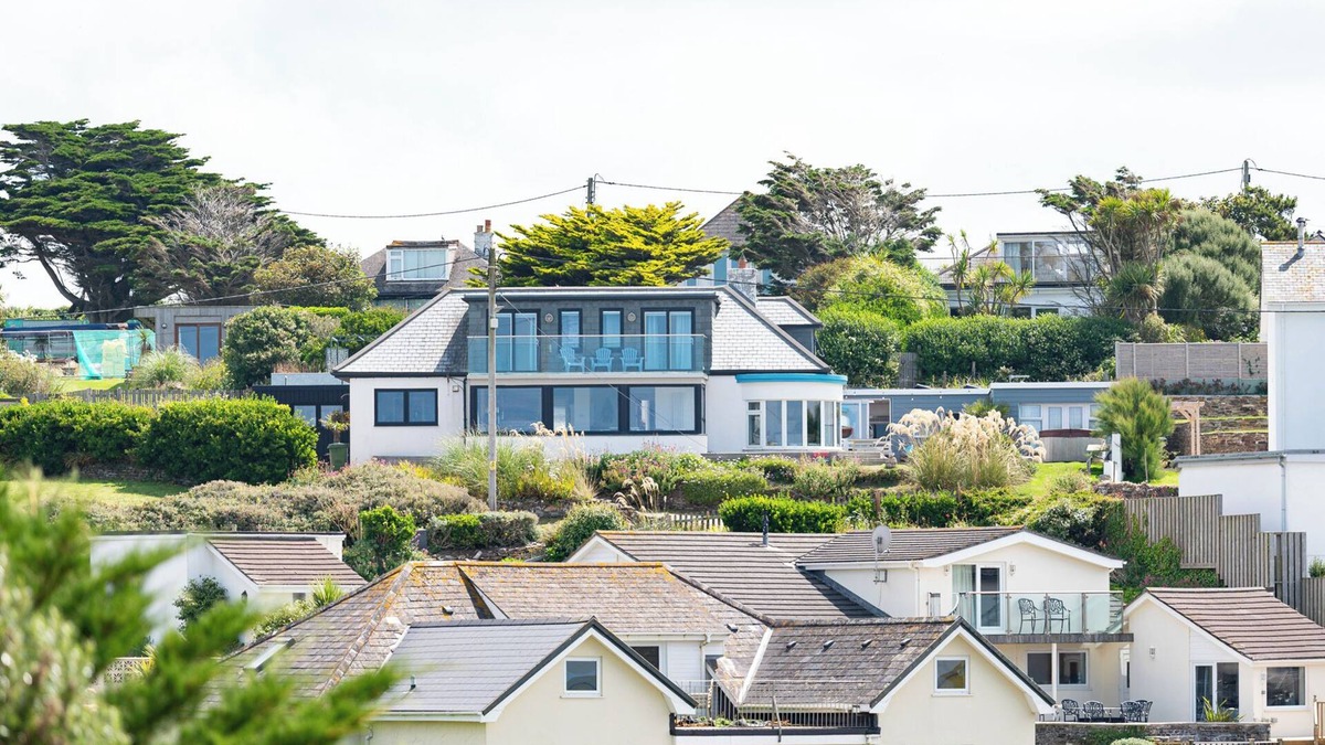 Trenance Cottage | BLUE BAY BEACH HOUSE, pet friendly, with hot tub in Mawgan Porth
