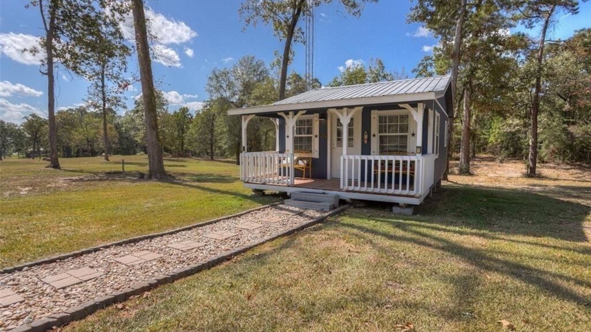Trinity Apartment | Blue cabin retreat on white rock creek