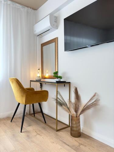 Constanta Apartment | Blue Central Apartment - Neversea Beach - Old Town