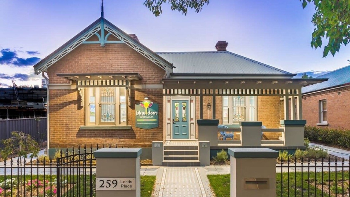 Orange Apartment | Blue Door Apartment | CBD Location, 2 Bed 2 Bath