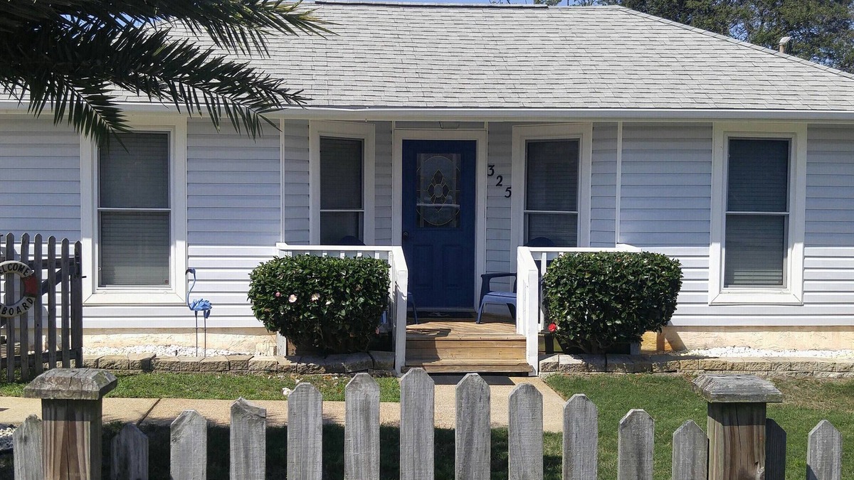 Kiska Beach House | Blue Flamingo- Golf Cart inc, Desirable West End, Dog friendly, Deck