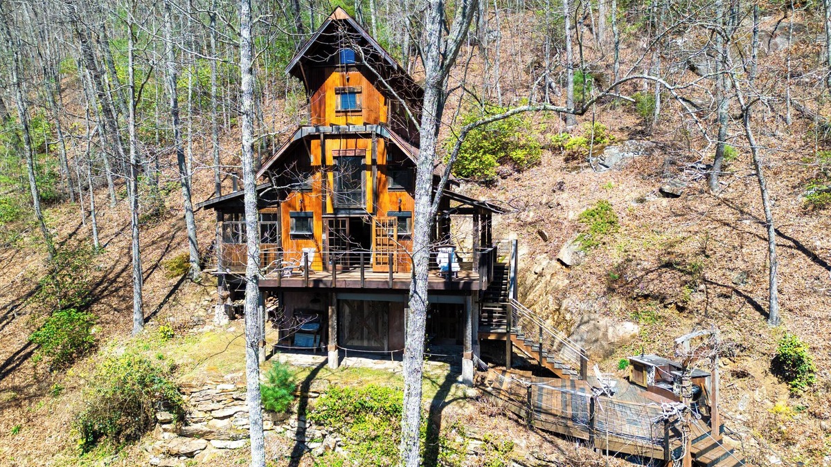 Cullowhee Cabin | Blue Ghost HostnSummer finale Autumn