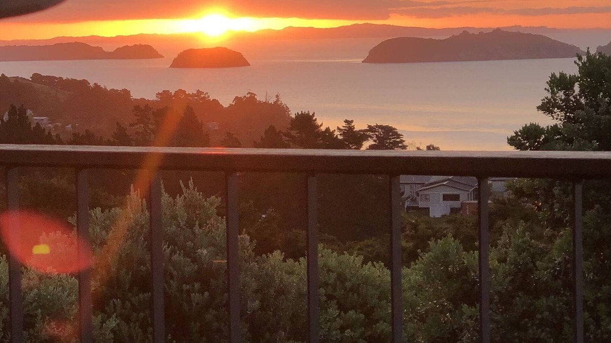 Colville House | Blue Haven - Stunning Views/Private/Pet Friendly/With Self Contained Cabin/Wi-Fi