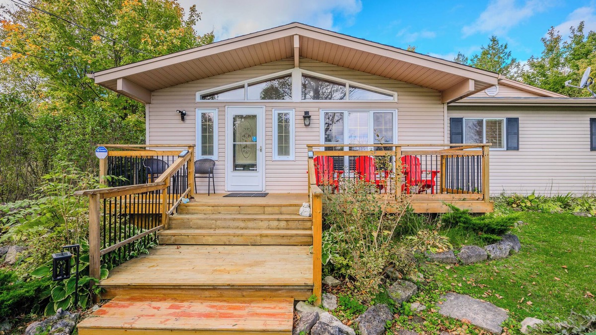 Lion's Head Cottage | Blue Horizon: Sauna Retreat near Bay!