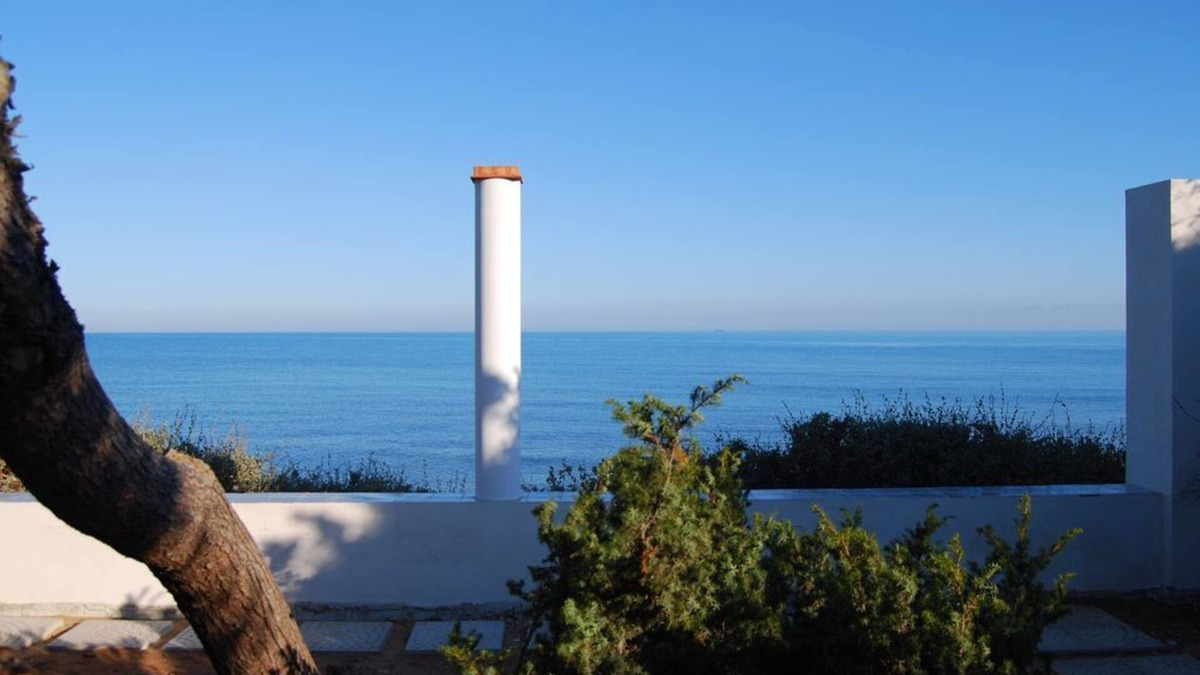 Caucana-finaiti-casuzze-finaiti Nord House | Blue House: terrace and veranda overlooking the sea from the garden. Beach access from home