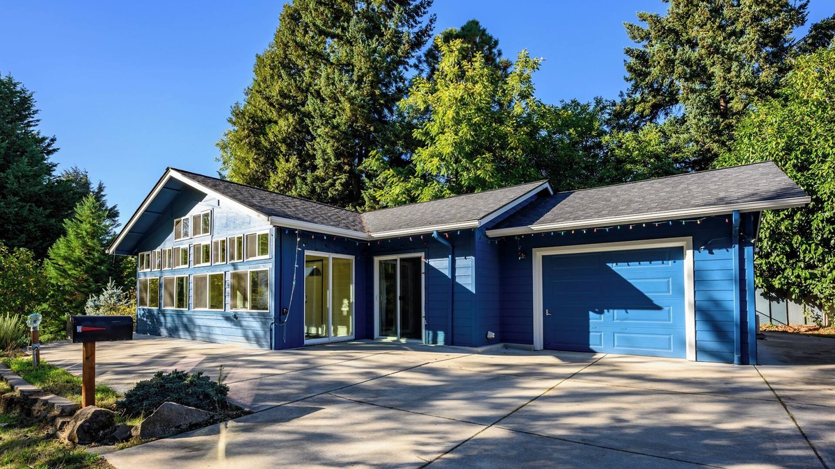 Central Oregon House | Blue House: country living close to everything