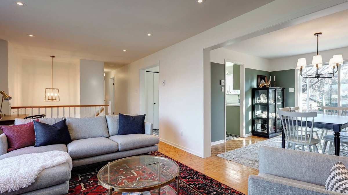 Mont-St-Hilaire Apartment | Blue House on the River