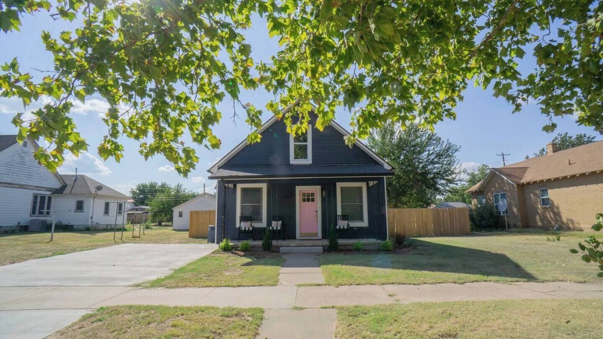 Woodward House | Blue house on 5th! Arcade room, fire pit, privacy fenced yard, and more!