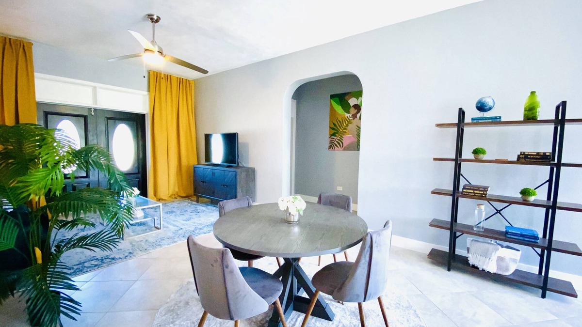 Estate Saint George Apartment | Blue House West at the Botanical Gardens