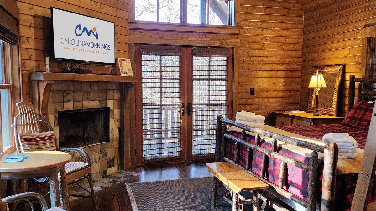 Cheshire Cabin | Blue Jay’s Perch | Cabin w/Loft + Jetted Tub + Biltmore Pass