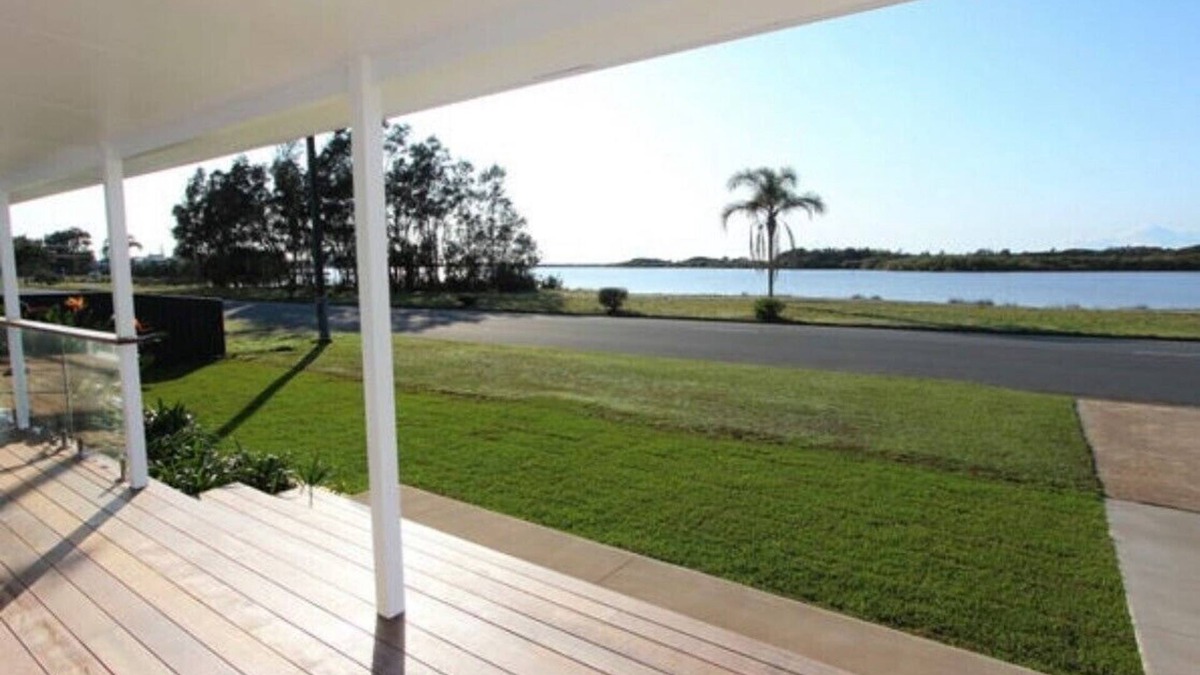 Harrington House | Blue Lagoon Hamptons Style Holiday Home facing the Lagoon at Harrington