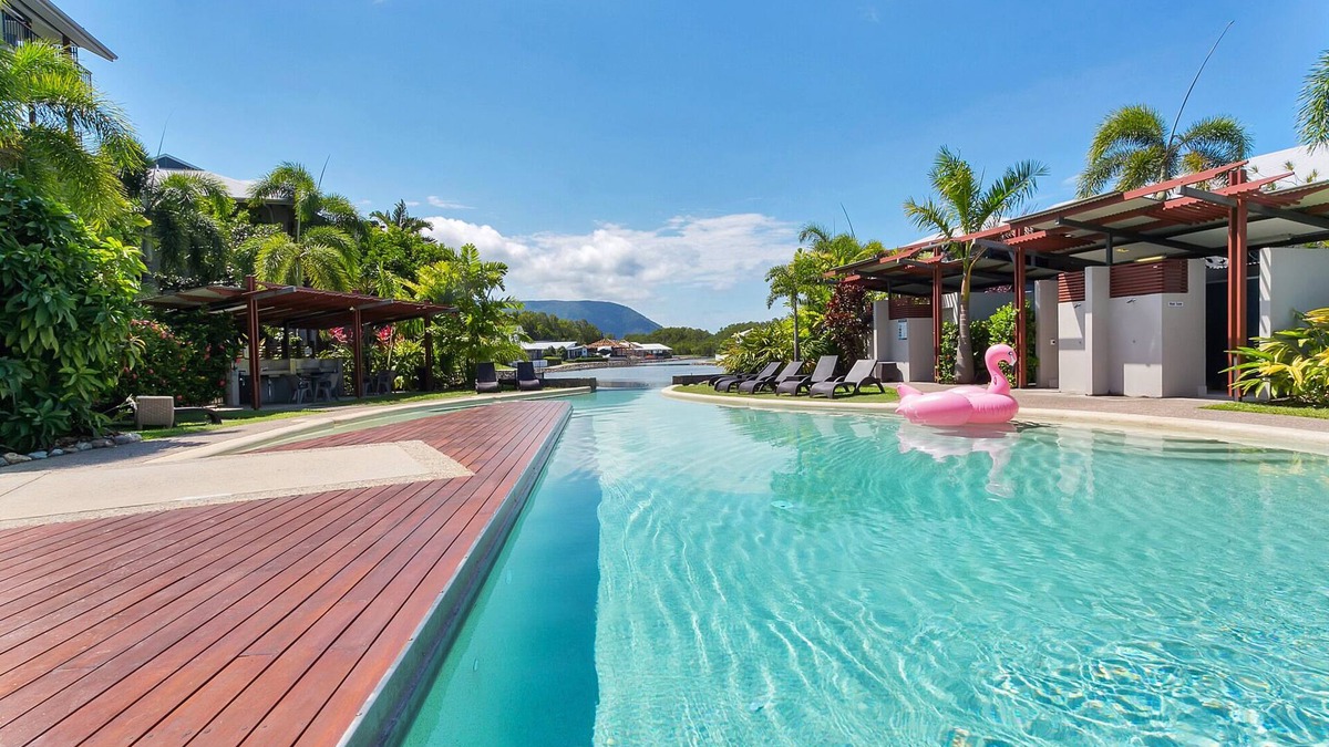 Trinity Beach Apartment | Blue Lagoon Resort Lakeside Apartment