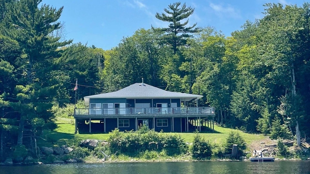 Italy Cross House | Blue Lodge with cozy winter garden and direct lake access