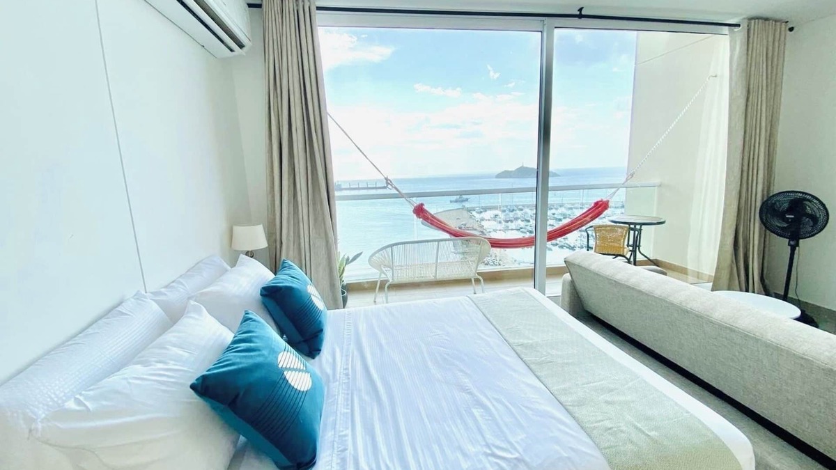 Historic Center Apartment | Blue Loft *Oceanview Minimalist Studio in Marina * Rooftop Pool + Prime Location