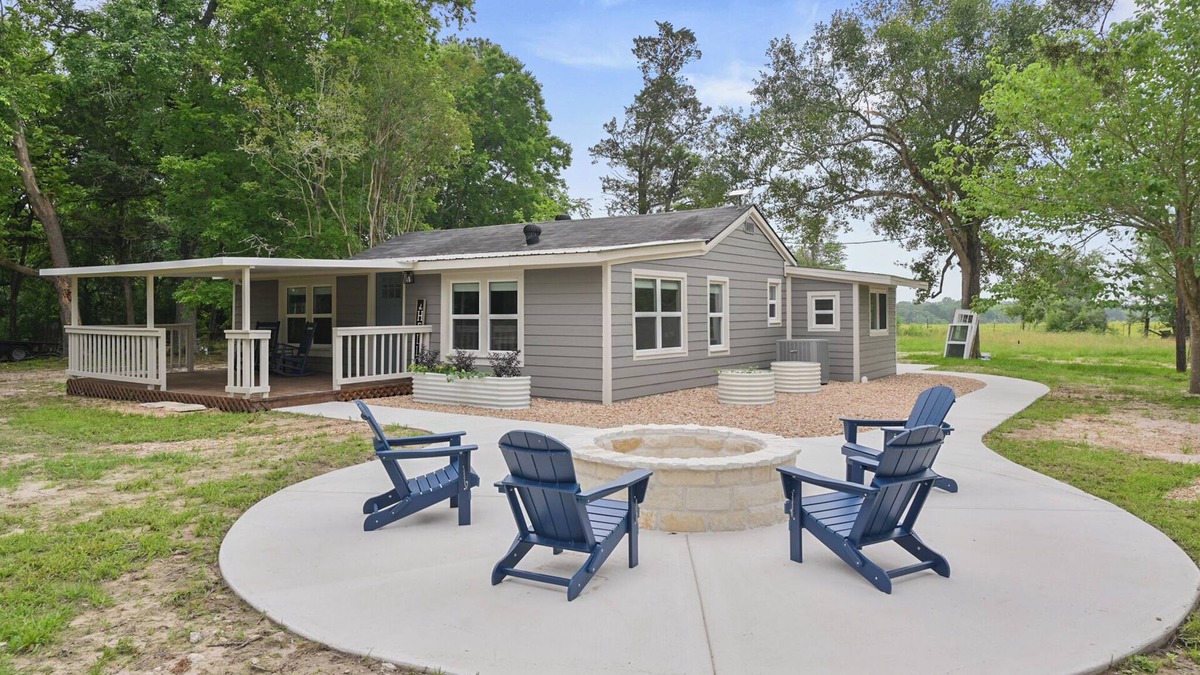 Wellborn Cottage | Blue Moon - Cozy Country Cottage - Just Minutes From Texas A&M!