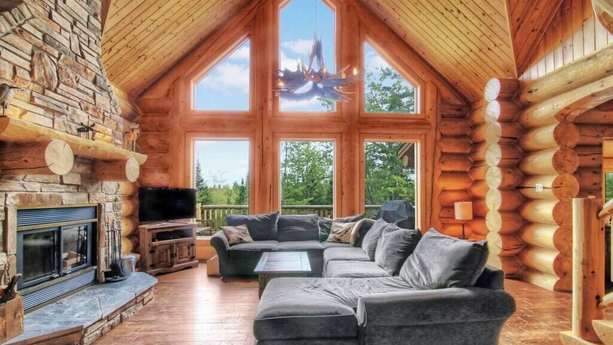 Fiddler Lake Resort Ski Chalet | Blue Moose Private pool, spa & lake access