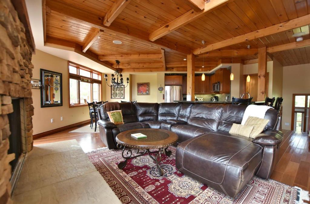 Craigleith Ski Chalet | Blue Mountain-Luxurious BlueSki George Chalet, Hot Tub, Pool, Gas Fireplace