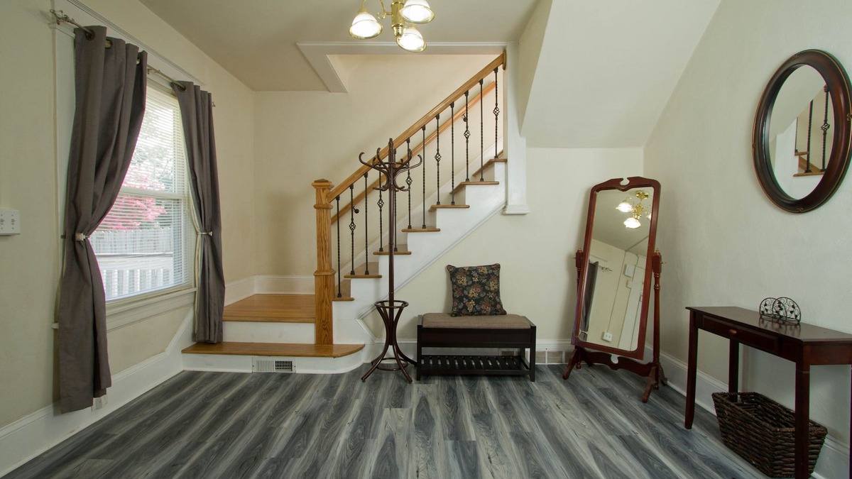 Roanoke House | Blue Oasis House: be close to everything in Roanoke