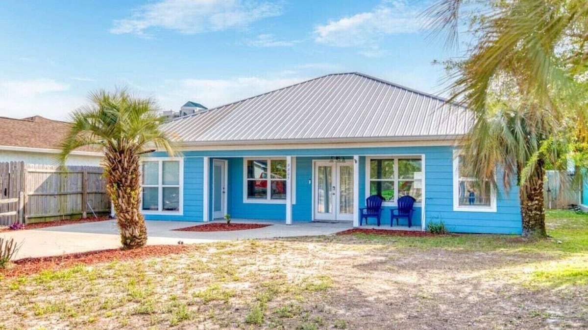 Holiday Beach House | Blue Oasis Private Home | 4 Bedrooms Sleeps 9 | Short Walk to the Beach