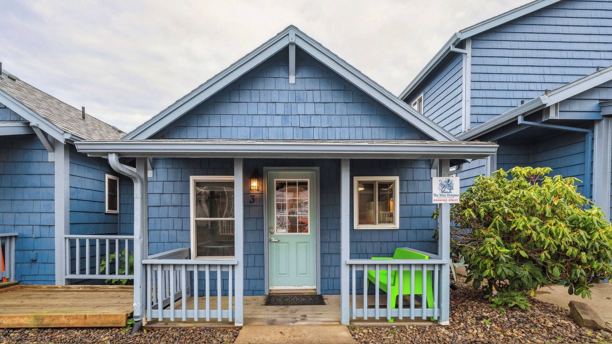 Rockaway Beach Cabin | Blue Octopus #3 Personal Beach Cabin