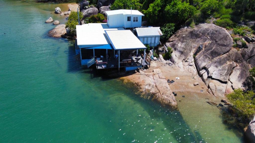 Picnic Bay House | Blue on Cockle