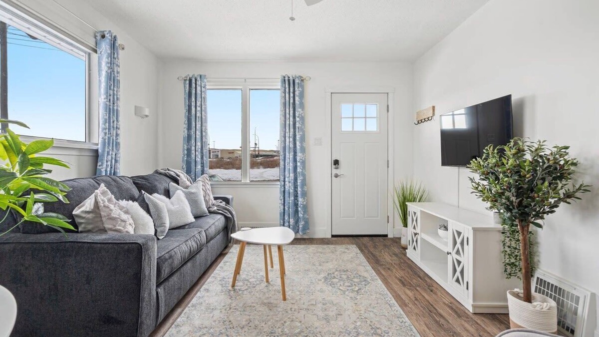 Drumheller House | Blue Raptor | Family-Friendly 3BR + Private Yard!