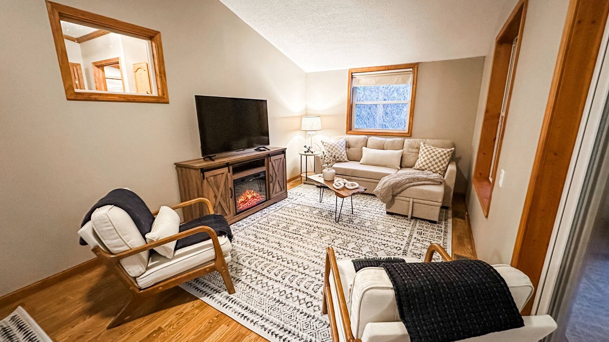 Farwell House | Blue Ribbon Cabin-Pet Friendly!