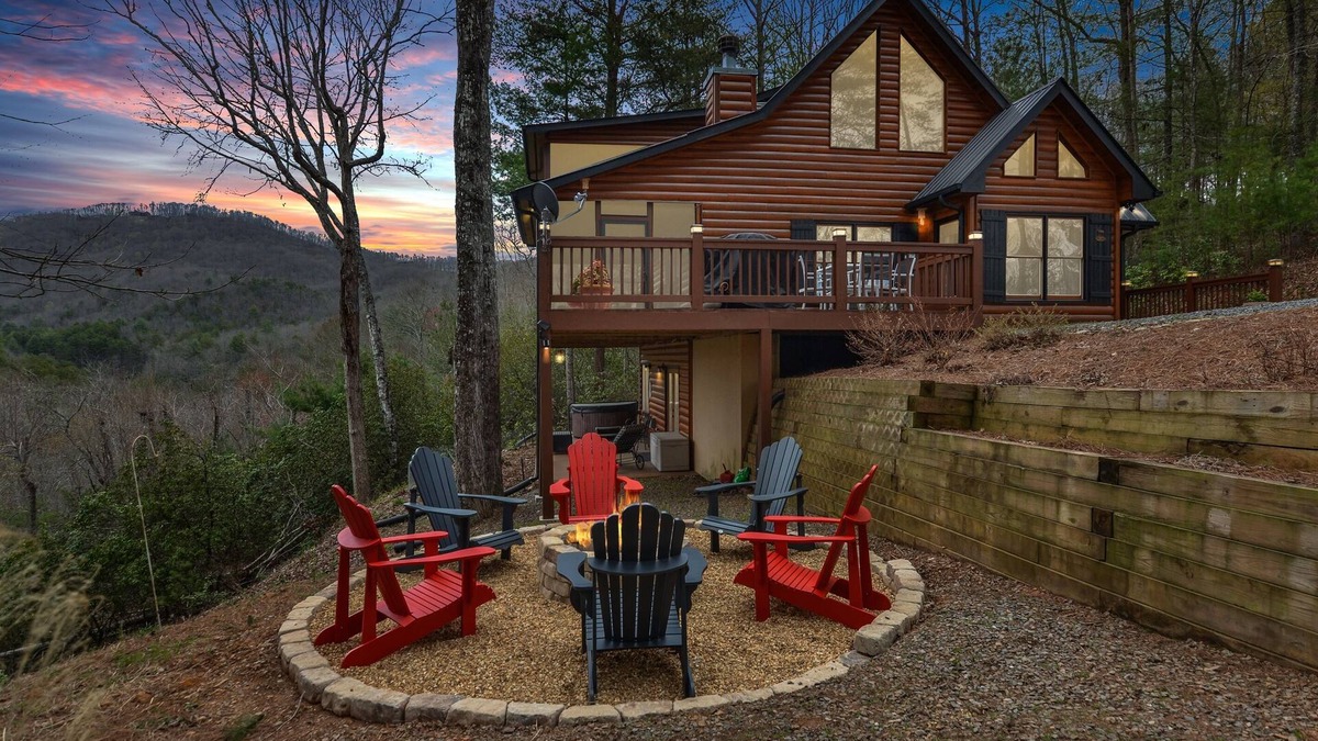 Ridgeline Vistas Cabin | Blue Ridge Cabin: Mountain Views: Couple's Paradise: Hot Tub: Fire Pit: Arcade
