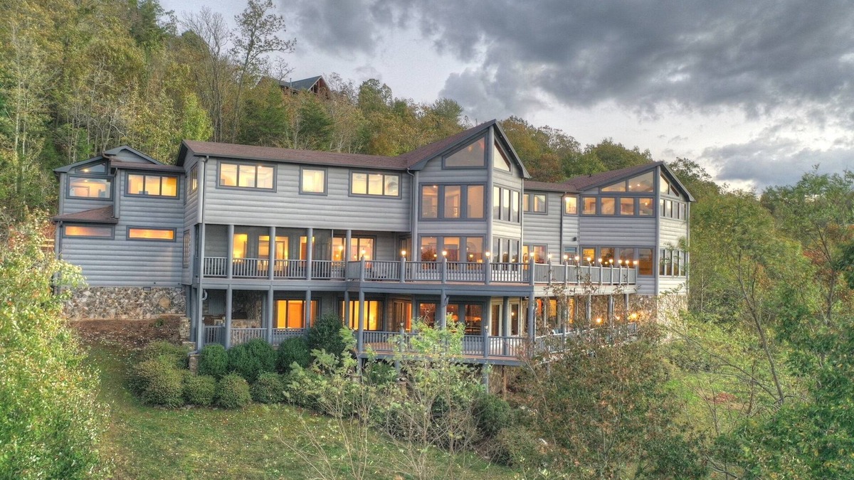 Blue Ridge Cabin | Blue Ridge Luxury Lodge | 9BR | Stunning Views | Ideal for Retreats & Getaways