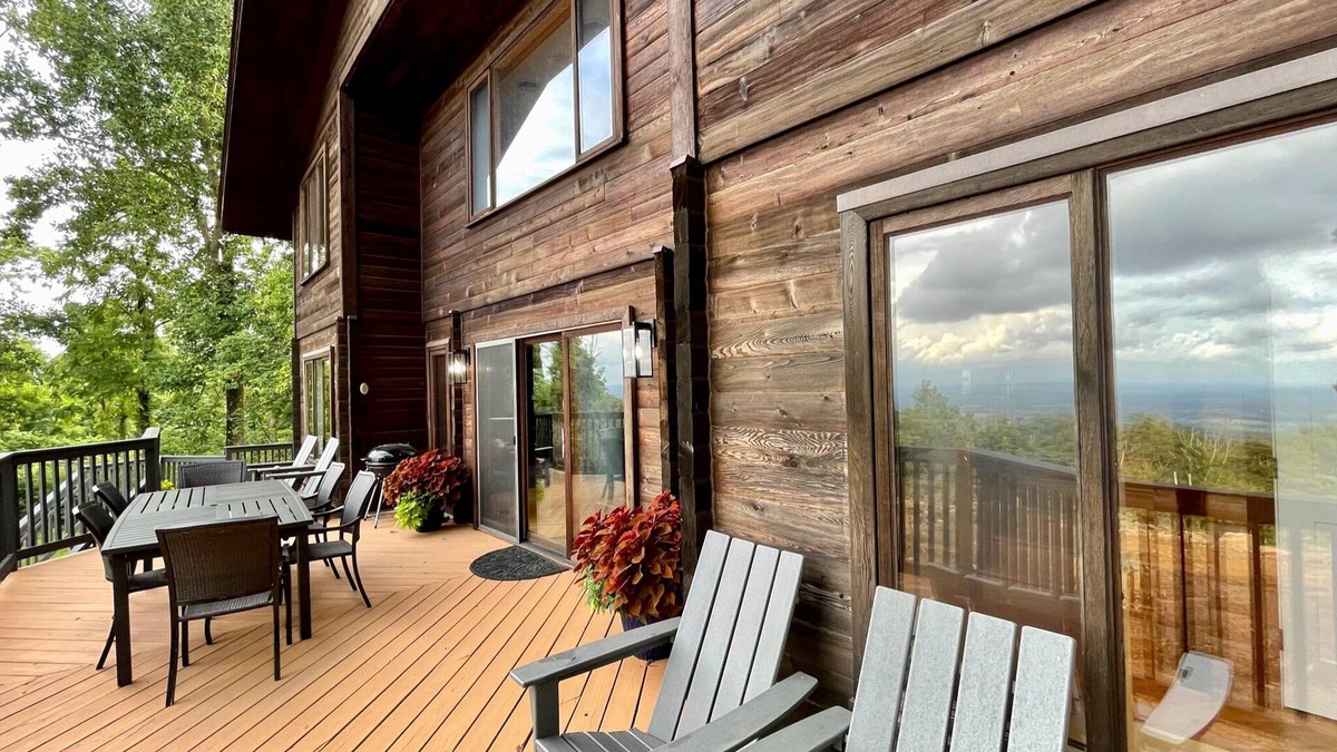 Bluemont Cabin | Blue Ridge Mountain Cedar Log Cabin's breathtaking VIEW!