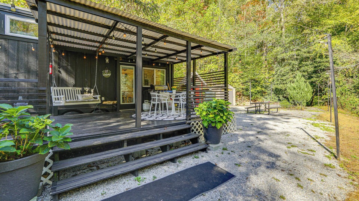 Old Fort Apartment | Blue Ridge Mountain Tiny Home: Escape to Nature!