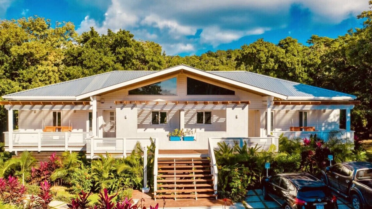 Turrets Villa | Blue Roatan Villa 3 Bedroom 2 & half bath in West Bay behind Ibagari Hotel