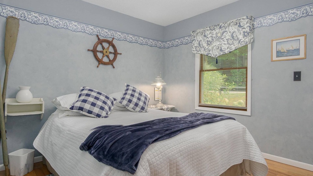 Newaygo Apartment | Blue Room at Newaygo Bed & Breakfast