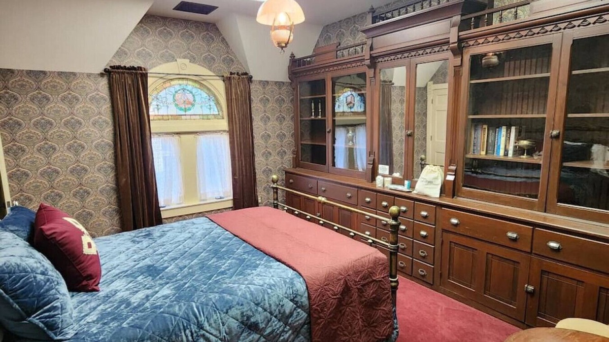 Springfield Hotel | Blue Room at the Feitshans House