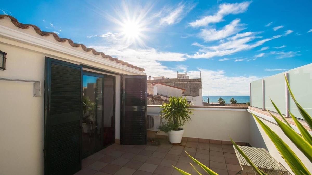 Canet de Mar Apartment | Blue Sea Apartment with Sun Terrace & Wi-Fi