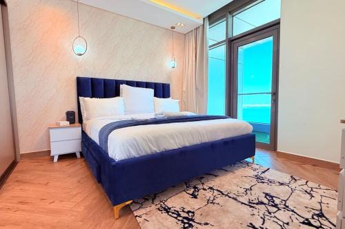 Al Hoora Apartment | Blue Seaview 75 inch Smart TV 1Br
