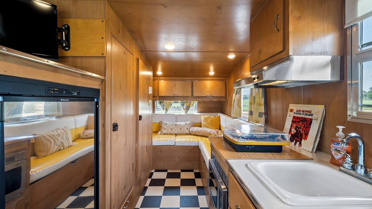 Willow City House | Blue Skies Retro Resort