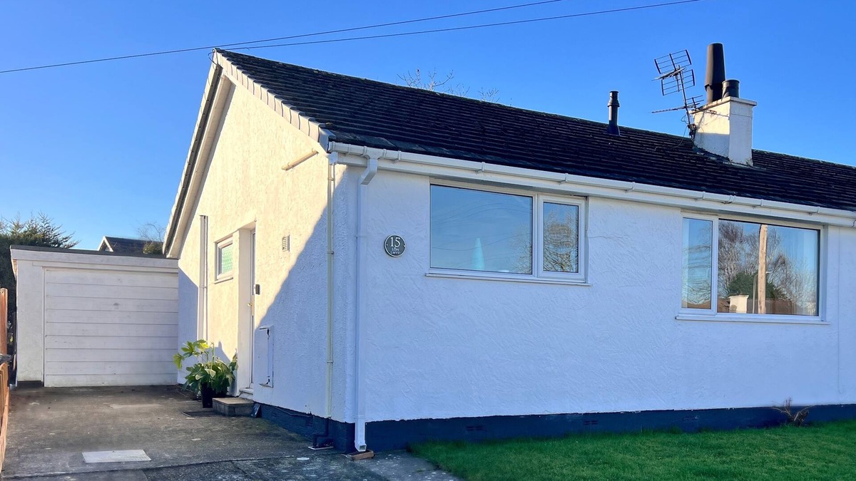 Pentraeth House | 'Blue Sky' 2 Bedroom Enclosed Garden Parking, WiFi