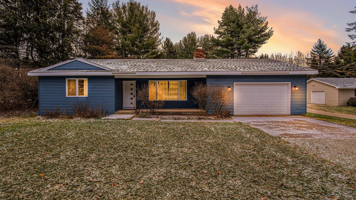 Alden House | BLUE SPRUCE COTTAGE - Modern Lake House w/shared Frontage on Thayer Lake