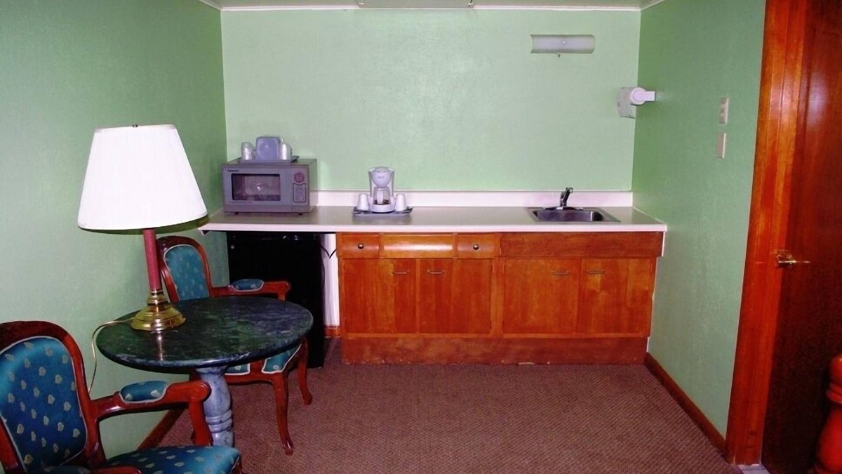 Lamar Hotel | Blue Spruce Motel