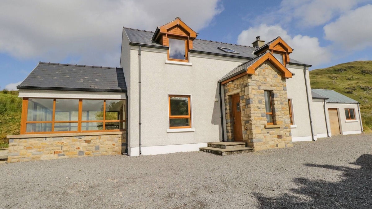 Lecemy Cottage | BLUE STACK HOUSE, family friendly in Donegal Town, County Donegal