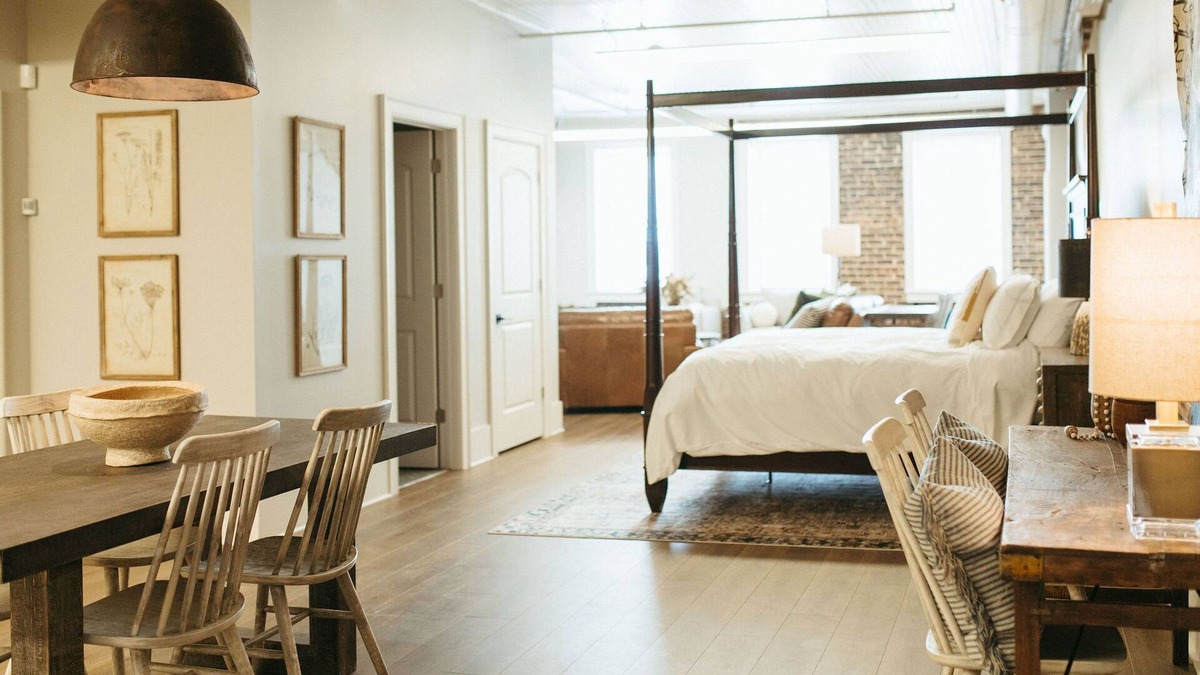 Maryville Apartment | Blue Suede Shoes Suite