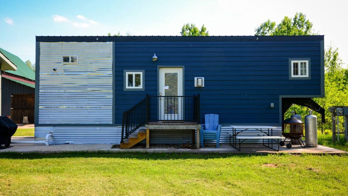 Hinckley House | Blue Tiny Home.Hottub. Fireplace.NearStCroixStatePk