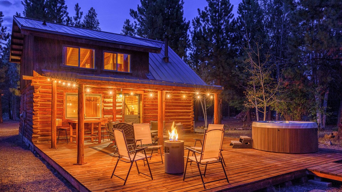 Three Rivers Cabin | Blue Top Cabin Log Bend/SunRiver: HotTub FirePit Family/Dog/Horse Public Trails