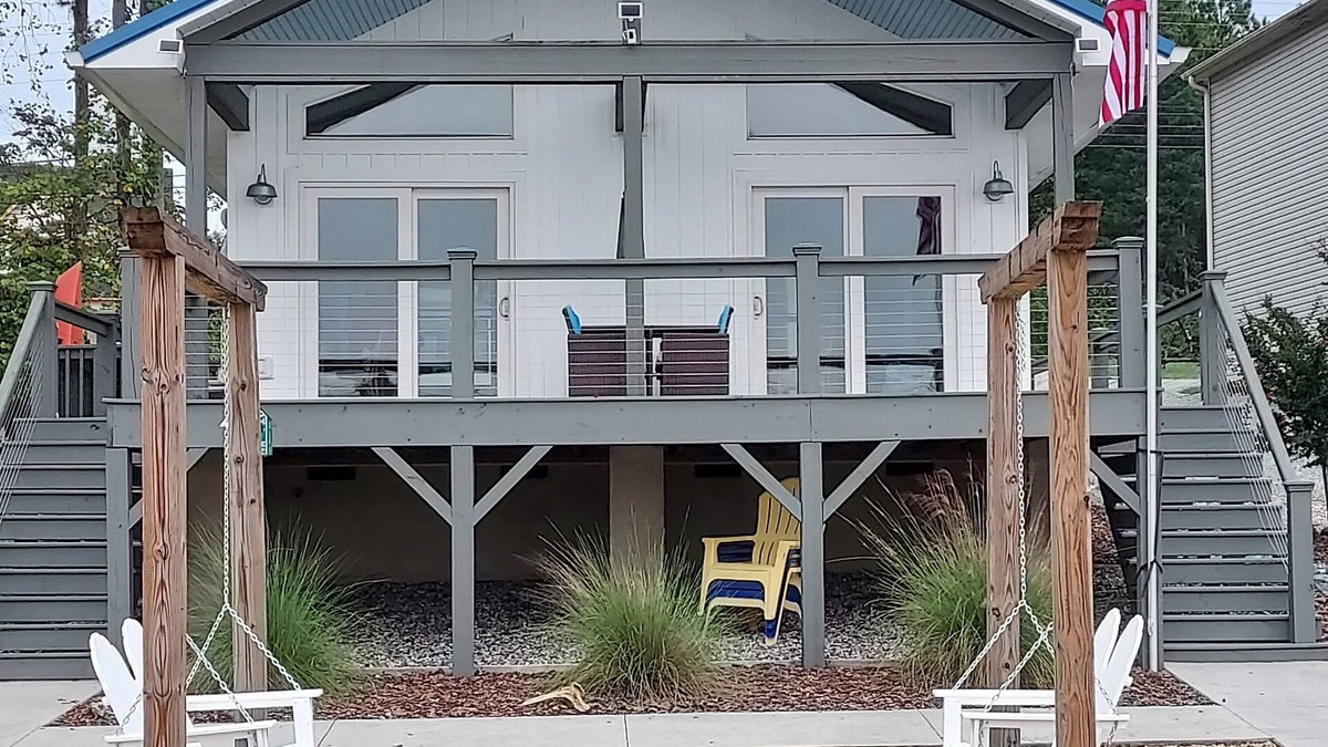 Southmont House | Blue View charming lakeside cottage with large deck and beautiful lake views