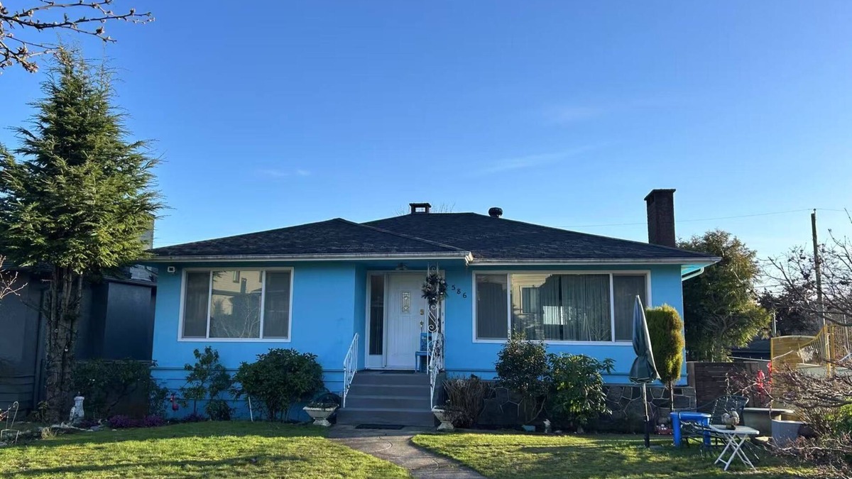 Marpole House | Blue Vintage Villa Near Skytrain at 61st & Cambie